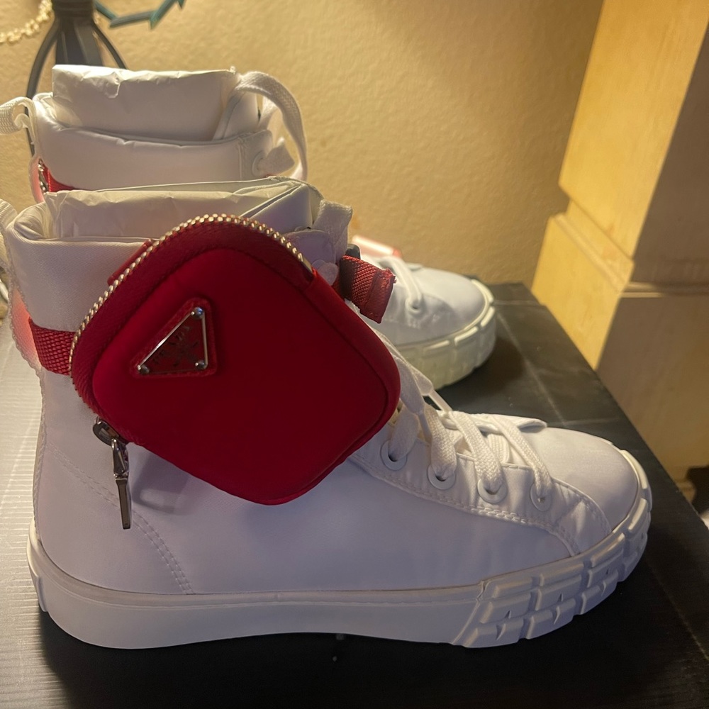 Prada sneaker size 37.5